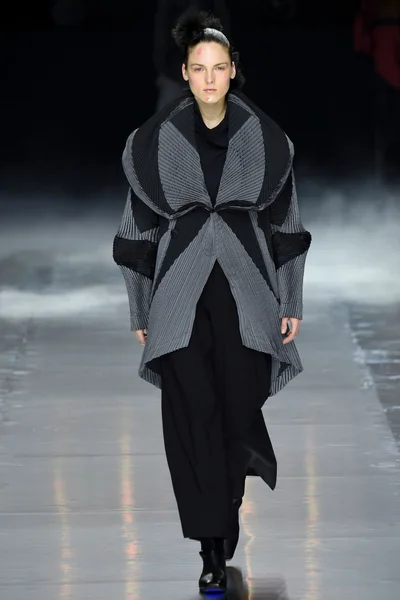 Look 18